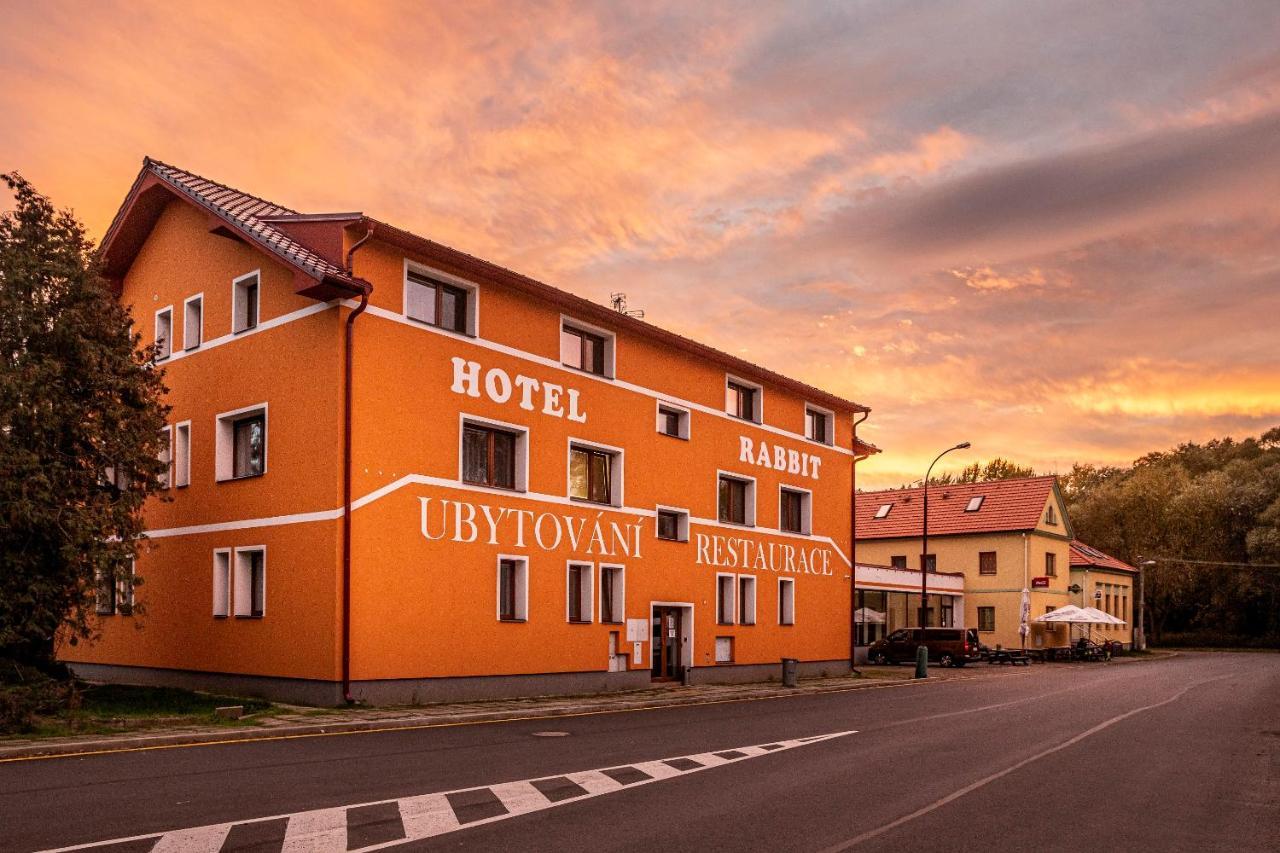 Hotel Rabbit Trhovy Stepanov Bagian luar foto