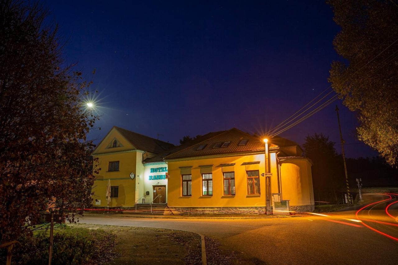 Hotel Rabbit Trhovy Stepanov Bagian luar foto