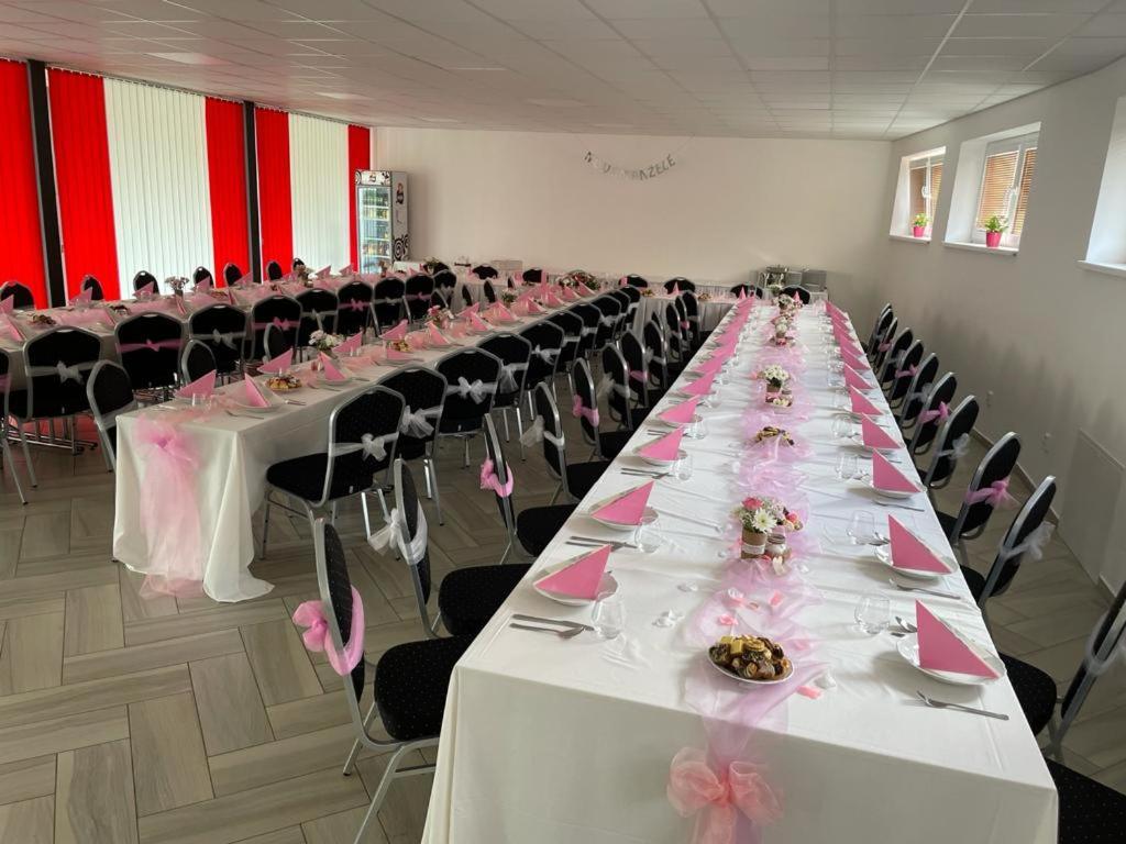 Hotel Rabbit Trhovy Stepanov Bagian luar foto